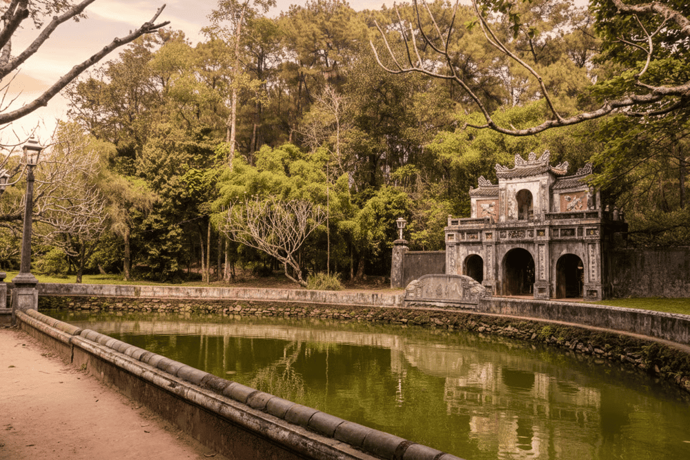 D&ugrave; đ&atilde; trải qua nhiều lần tr&ugrave;ng tu nhưng ch&ugrave;a Từ Hiếu vẫn giữ được vẻ đẹp cổ k&iacute;nh v&agrave; thanh tịnh, trở th&agrave;nh một điểm đến t&acirc;m linh quan trọng tại cố đ&ocirc; Huế